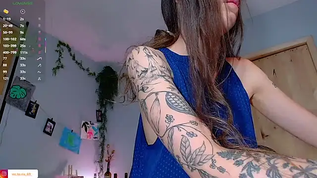 Snapshot of VickyJackson_ chatting on 10.02.25 VickyJackson online show from 10.02.25