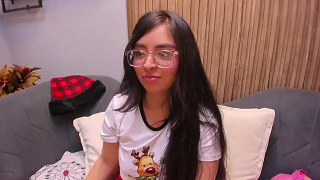 Snapshot of Eva_Macalliter chatting on 12.24.24 Eva Macalliter online show from 12.24.24