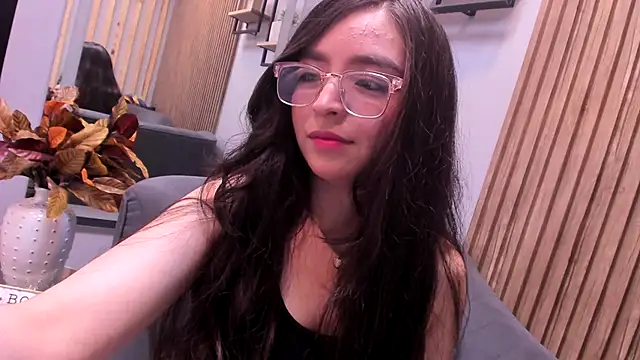 Snapshot of Eva_Macalliter chatting on 10.10.25 Eva Macalliter online show from 10.10.25