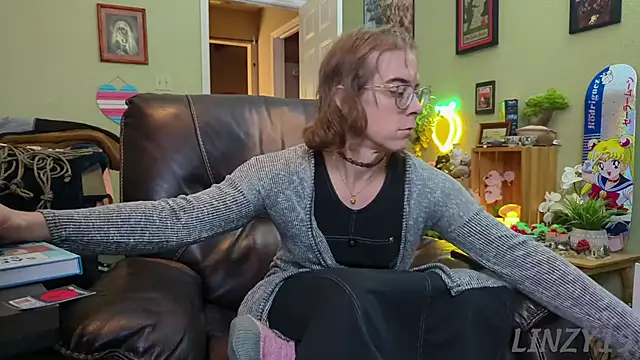 Snapshot of Linzy_19 chatting on 01.14.25 Linzy 19 online show from 01.14.25