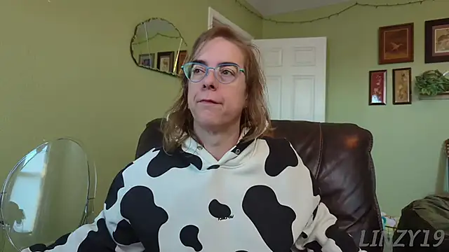 Snapshot of Linzy_19 chatting on 11.05.25 Linzy 19 online show from 11.05.25