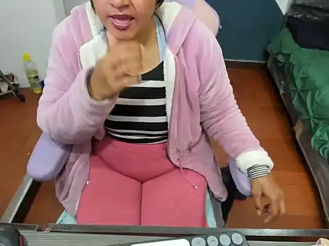 Snapshot of daleska_ayala_1 chatting on 09.24.25 daleska ayala 1 online show from 09.24.25