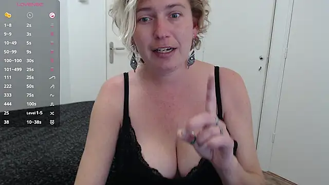 Snapshot of cumfun chatting on 10.14.25 cumfun online show from 10.14.25