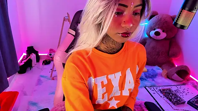 Snapshot of AshantiiSweet chatting on 03.18.25 AshantiiSweet online show from 03.18.25