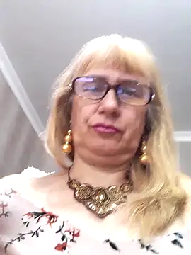 Snapshot of koroleva70 chatting on 09.19.25 koroleva70 online show from 09.19.25