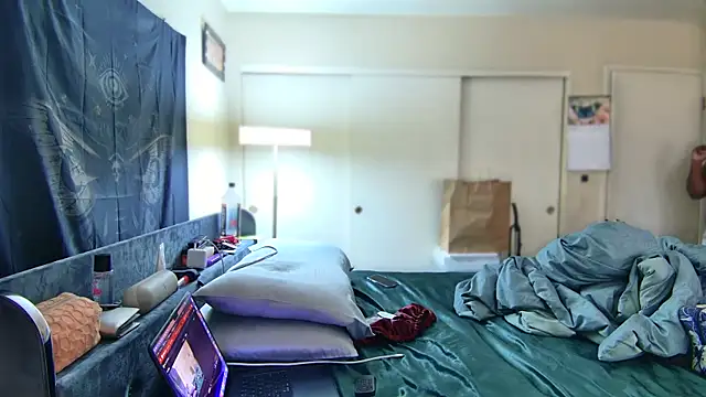 Yagurl  west online show from 01.25.25