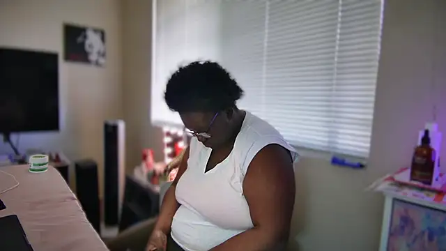 Snapshot of Yagurl__west chatting on 02.08.25 Yagurl west online show from 02.08.25