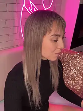 Snapshot of MiaMinx chatting on 12.28.24 MiaMinx online show from 12.28.24