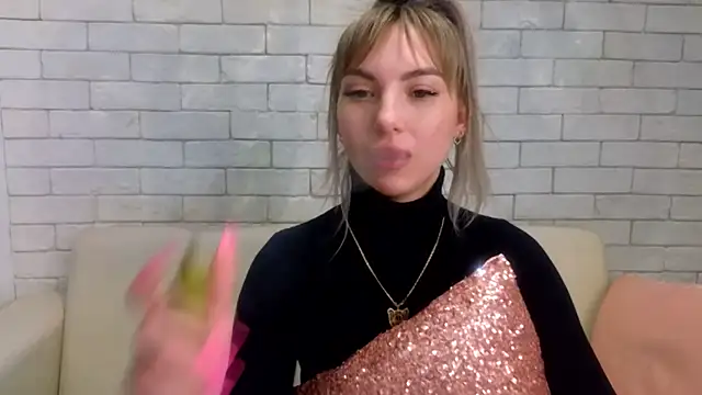 Snapshot of MiaMinx chatting on 02.14.25 MiaMinx online show from 02.14.25