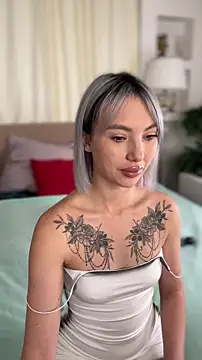 Snapshot of MiaMinx chatting on 11.10.25 MiaMinx online show from 11.10.25