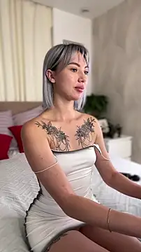 Snapshot of MiaMinx chatting on 11.14.25 MiaMinx online show from 11.14.25