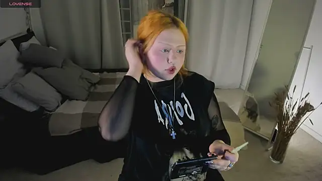 Snapshot of bitchofsun_ chatting on 10.16.25 bitchofsun online show from 10.16.25