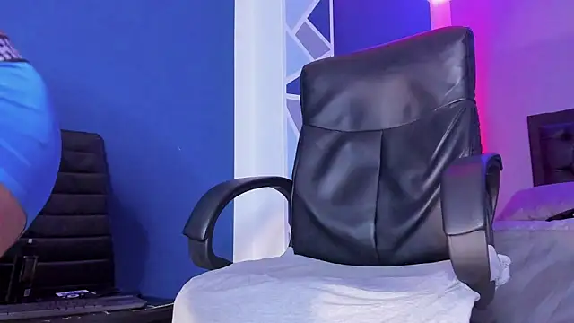 Snapshot of alex_oficial chatting on 03.18.25 alex oficial online show from 03.18.25