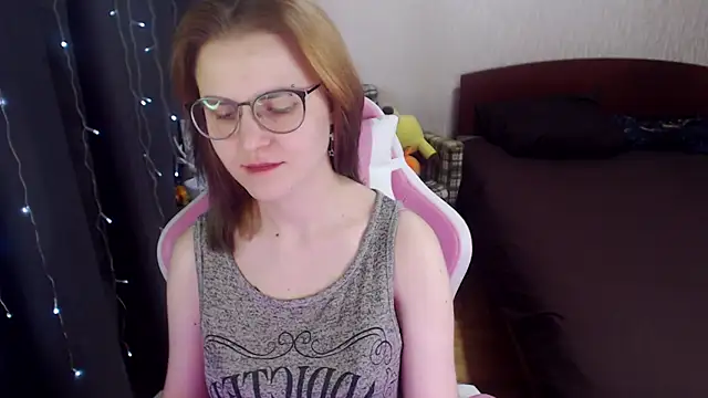 Snapshot of MissBrightShine chatting on 02.04.25 MissBrightShine online show from 02.04.25