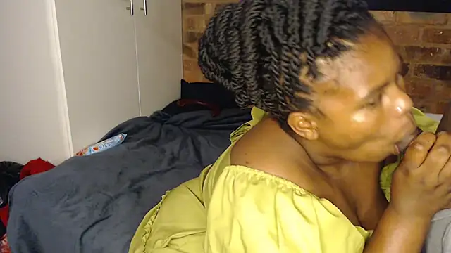 Snapshot of Pweedy-Baddie chatting on 10.06.25 Pweedy-Baddie online show from 10.06.25