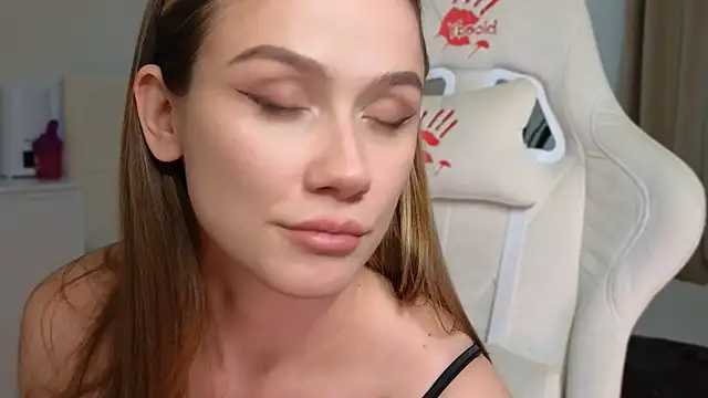 Snapshot of Madi_soon chatting on 02.14.25 Madi soon online show from 02.14.25