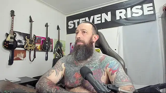 Snapshot of StevenRiseNYC chatting on 01.24.25 StevenRiseNYC online show from 01.24.25