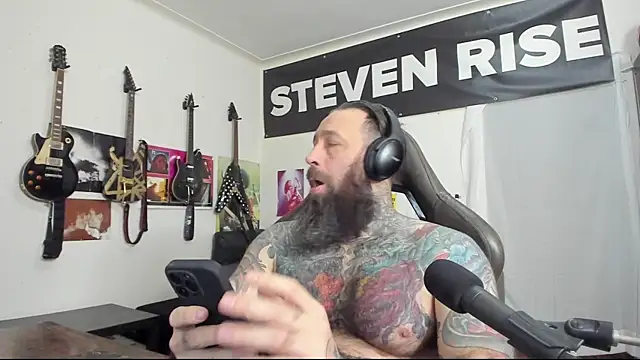 Snapshot of StevenRiseNYC chatting on 01.25.25 StevenRiseNYC online show from 01.25.25