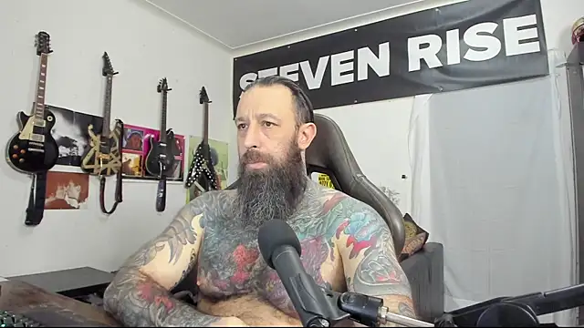 Snapshot of StevenRiseNYC chatting on 01.29.25 StevenRiseNYC online show from 01.29.25