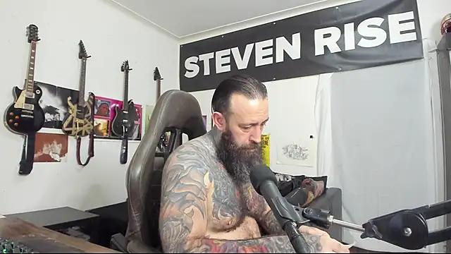 Snapshot of StevenRiseNYC chatting on 01.30.25 StevenRiseNYC online show from 01.30.25