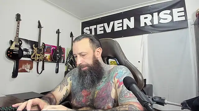 Snapshot of StevenRiseNYC chatting on 01.31.25 StevenRiseNYC online show from 01.31.25