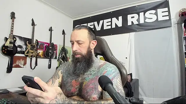 Snapshot of StevenRiseNYC chatting on 01.31.25 StevenRiseNYC online show from 01.31.25