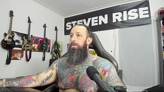 Snapshot of StevenRiseNYC chatting on 02.01.25 StevenRiseNYC online show from 02.01.25
