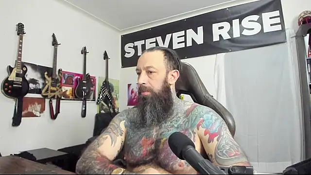 Snapshot of StevenRiseNYC chatting on 02.02.25 StevenRiseNYC online show from 02.02.25
