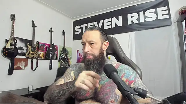 Snapshot of StevenRiseNYC chatting on 02.04.25 StevenRiseNYC online show from 02.04.25