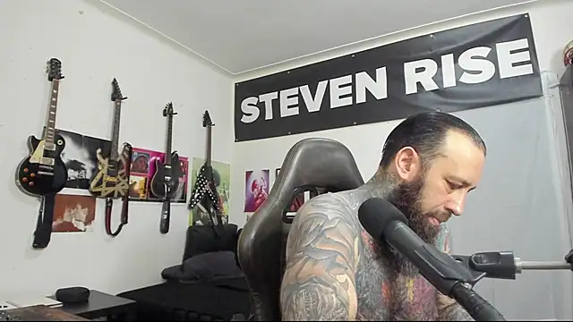 Snapshot of StevenRiseNYC chatting on 02.06.25 StevenRiseNYC online show from 02.06.25