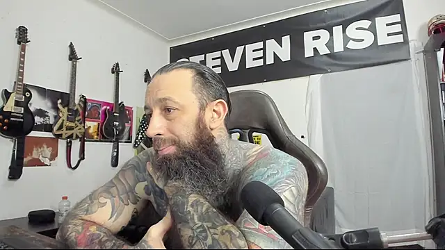 Snapshot of StevenRiseNYC chatting on 02.07.25 StevenRiseNYC online show from 02.07.25