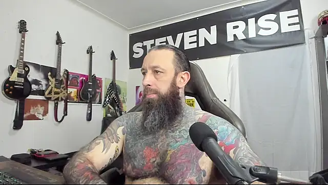 Snapshot of StevenRiseNYC chatting on 02.11.25 StevenRiseNYC online show from 02.11.25