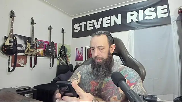 Snapshot of StevenRiseNYC chatting on 02.14.25 StevenRiseNYC online show from 02.14.25
