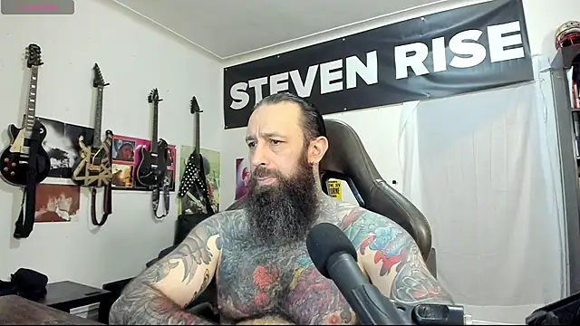 Snapshot of StevenRiseNYC chatting on 02.26.25 StevenRiseNYC online show from 02.26.25