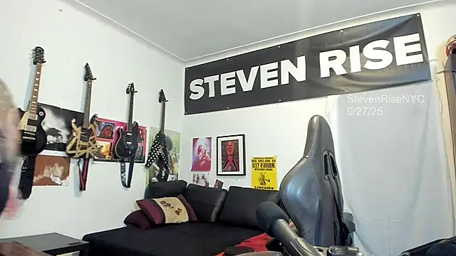 Snapshot of StevenRiseNYC chatting on 09.27.25 StevenRiseNYC online show from 09.27.25