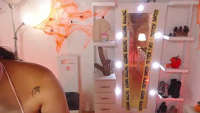  Kim  M online show from 10.24.25