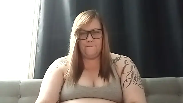 Snapshot of LIL_NELLI chatting on 10.26.25 LIL NELLI online show from 10.26.25